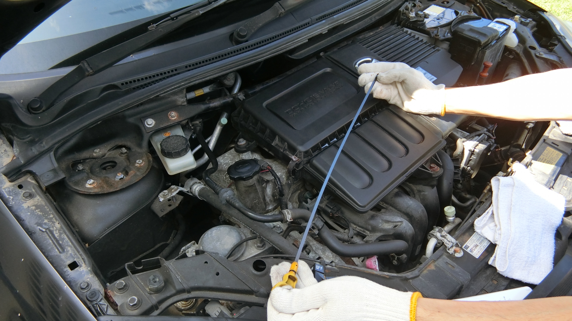 車両エンジンの整備・点検作業の様子