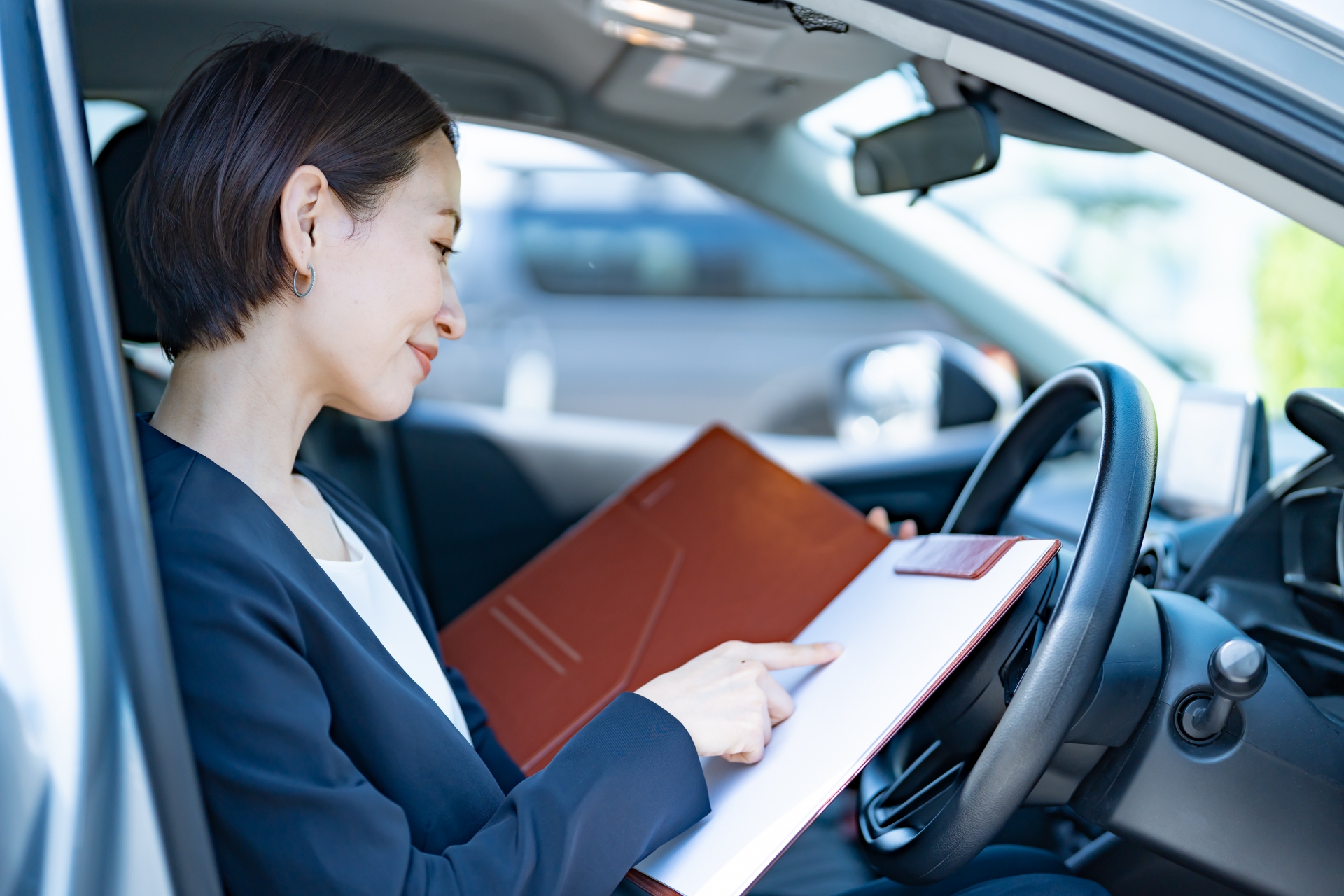 スタッフが車内でクリップボードを確認している様子