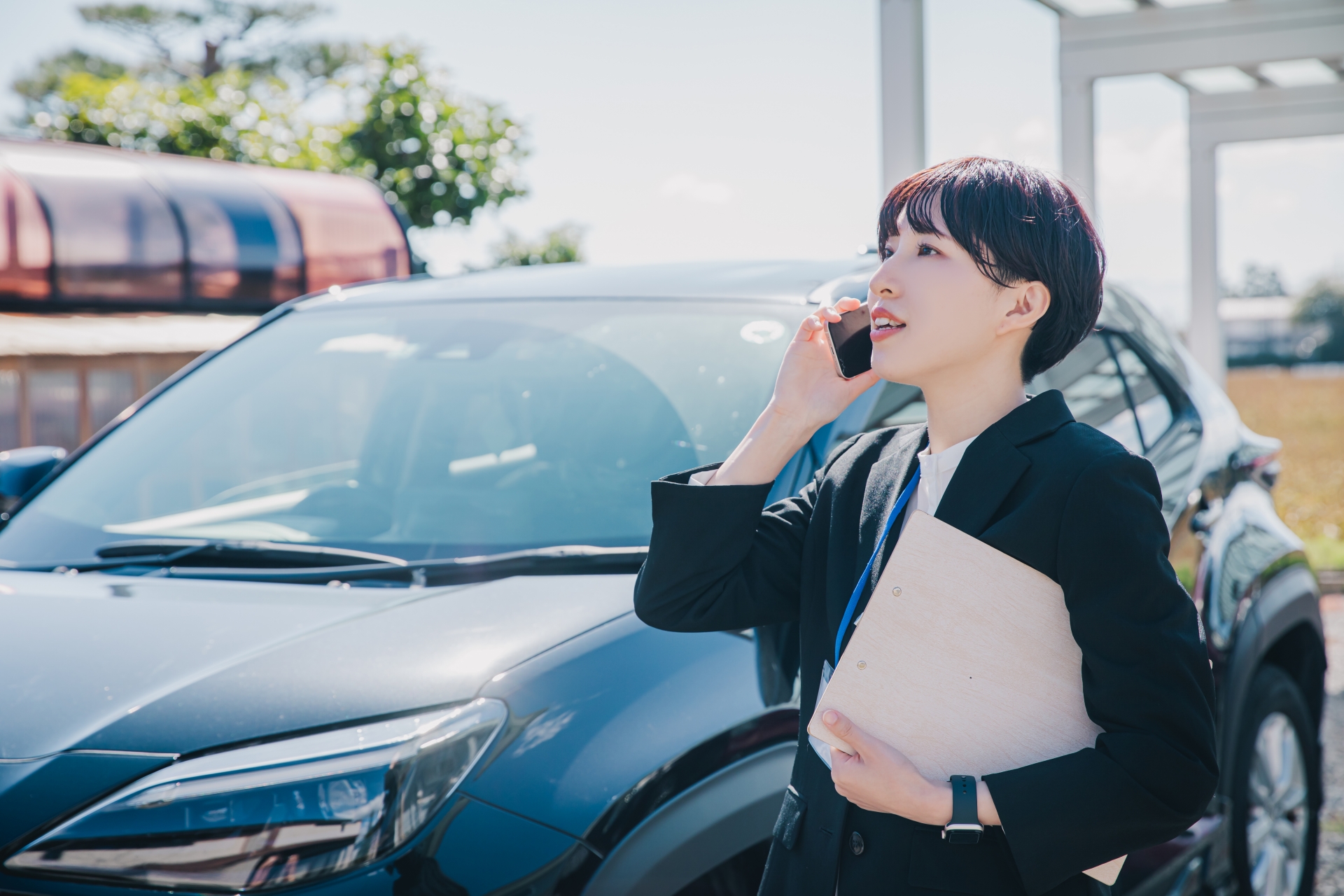スタッフが車の前で電話対応している様子